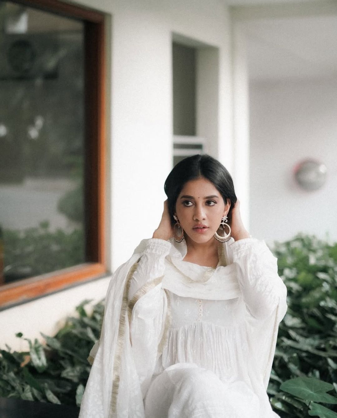 Nabha Natesh : వైట్ డ్రెస్సులో చూపుతిప్పుకొని అందంతో నభా స్టిల్స్..