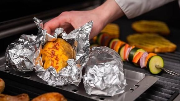 Aluminium Foil: అల్యూమినియం కవర్లలో ప్యాక్ చేసిన ఫుడ్ తింటున్నారా ? అయితే.. మీ ప్రాణాలు రిస్క్ లో పడ్డట్లే !
