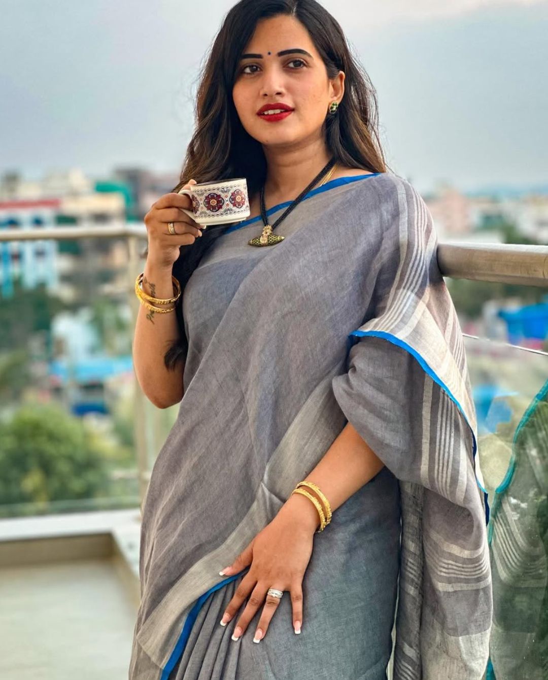 Sravanthi Chokarapu : చీరలో క్యూట్ అందాలతో మెస్మరైజ్ చేస్తున్న యాంకరమ్మ…