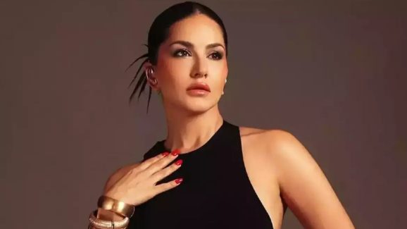 Sunny Leone : నిర్మాత దగ్గర నుంచి కోట్లు పోసి ఫ్లాట్ కొన్న సన్నీ లియోన్… ఇకపై ఆ పనులన్నీ అందులోనే !