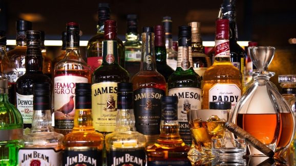 AP Liquor Rates: మందుబాబులకు కిక్కు దిగే న్యూస్.. ఇక నుండి ధరలు పైపైకి..