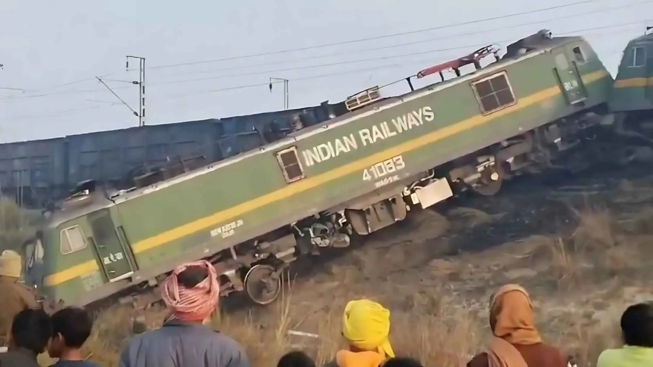 Goods Trains Collide: యూపీలో ఘోరం.. ఎదురెదురుగా ఢీకొన్న రైళ్లు