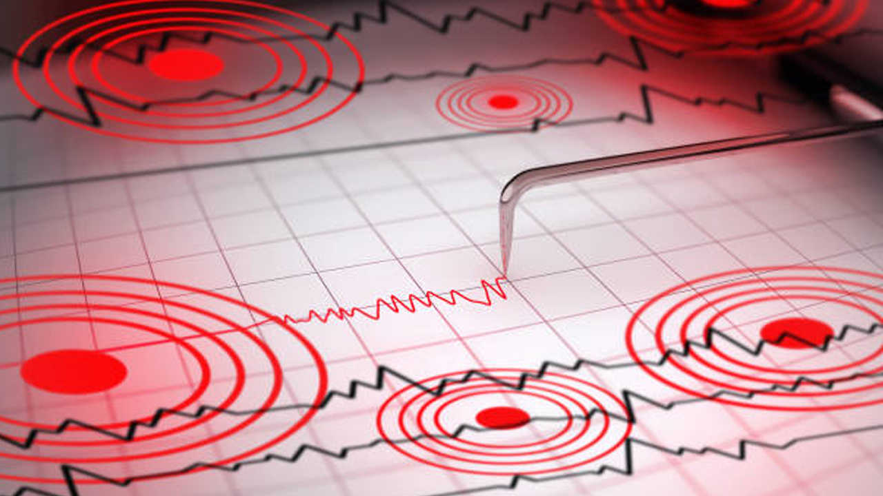 Earthquake In Delhi: ఢిల్లీలో భూ ప్రకంపనలు.. భయంతో జనం పరుగులు..