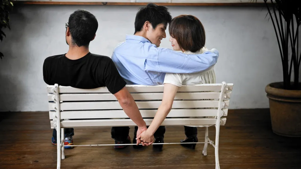 HC on Extra Marital Affairs: భార్య వేరే వ్యక్తిని ప్రేమిస్తే.. అది అక్రమ సబంధం కాదు.. హై కోర్టు సంచలన తీర్పు..!