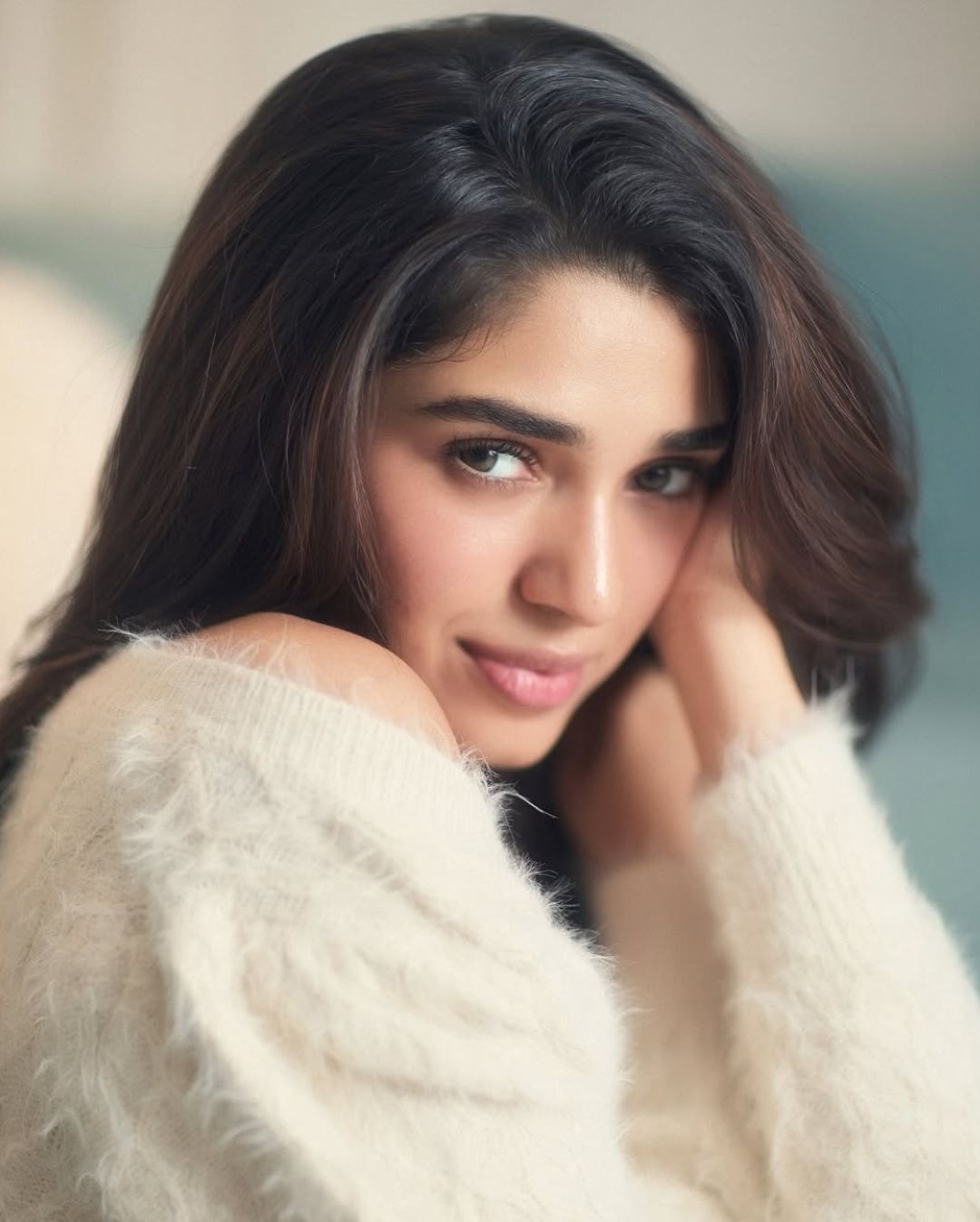 Krithi Shetty: చూపుల బాణాలు విసురుతున్న కృతి.. వైట్ డ్రెస్‌లో క్యూట్‌గా.!