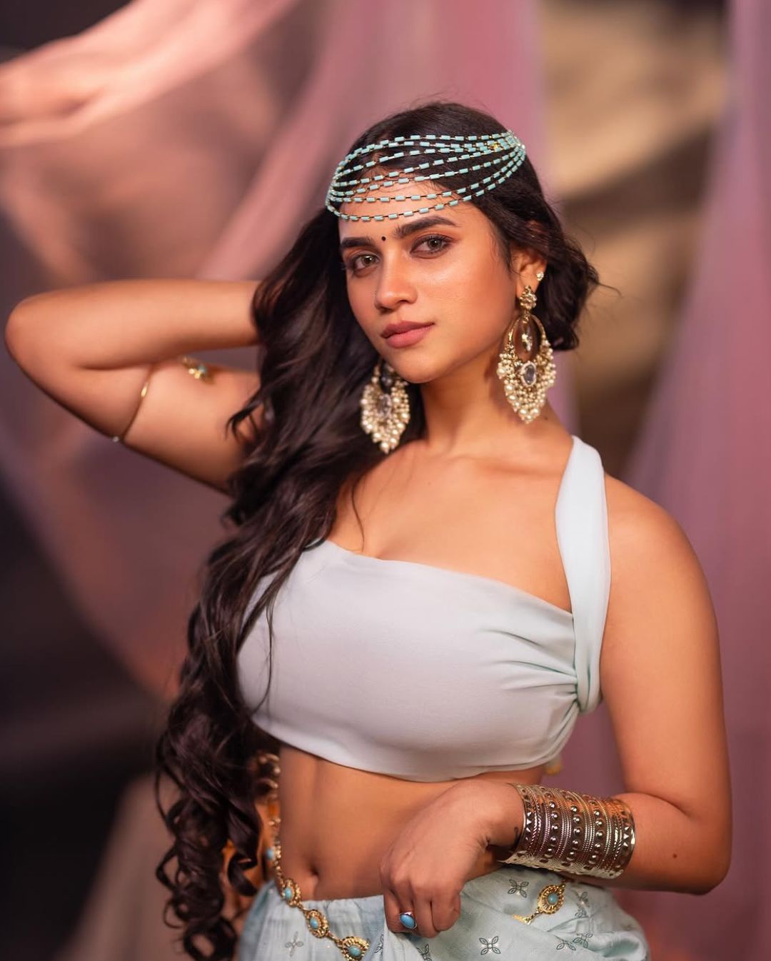 Varupula Madhuri: అందాలతో పిచ్చెక్కిస్తున్న యూట్యూబర్.. హీరోయిన్స్‌కే పోటీ ఇస్తోందిగా.!
