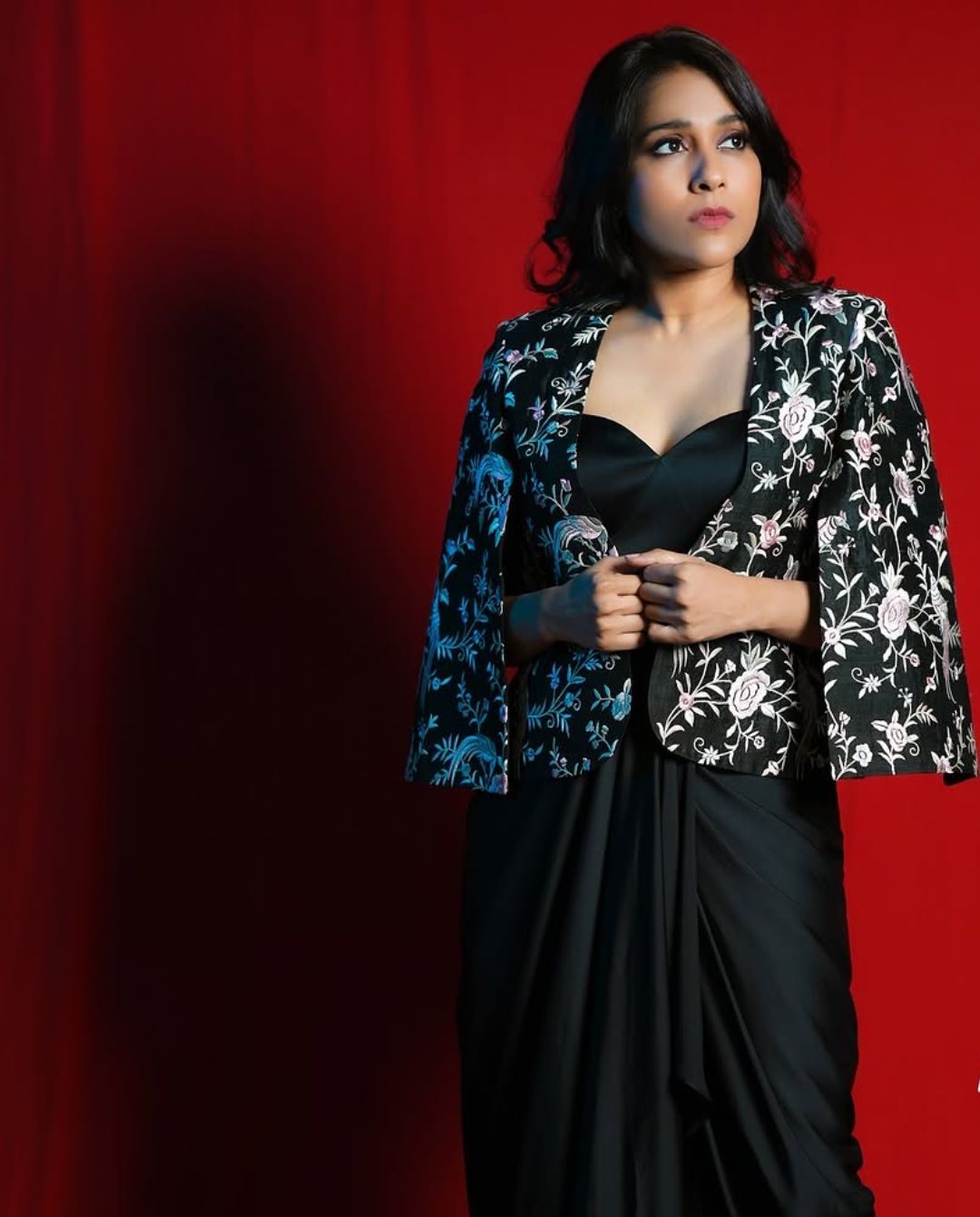 Rashmi Gautam: బ్లాక్ అవుట్ ఫిట్ లో అదిరిపోయే లుక్ ఇచ్చిన రష్మీ..!