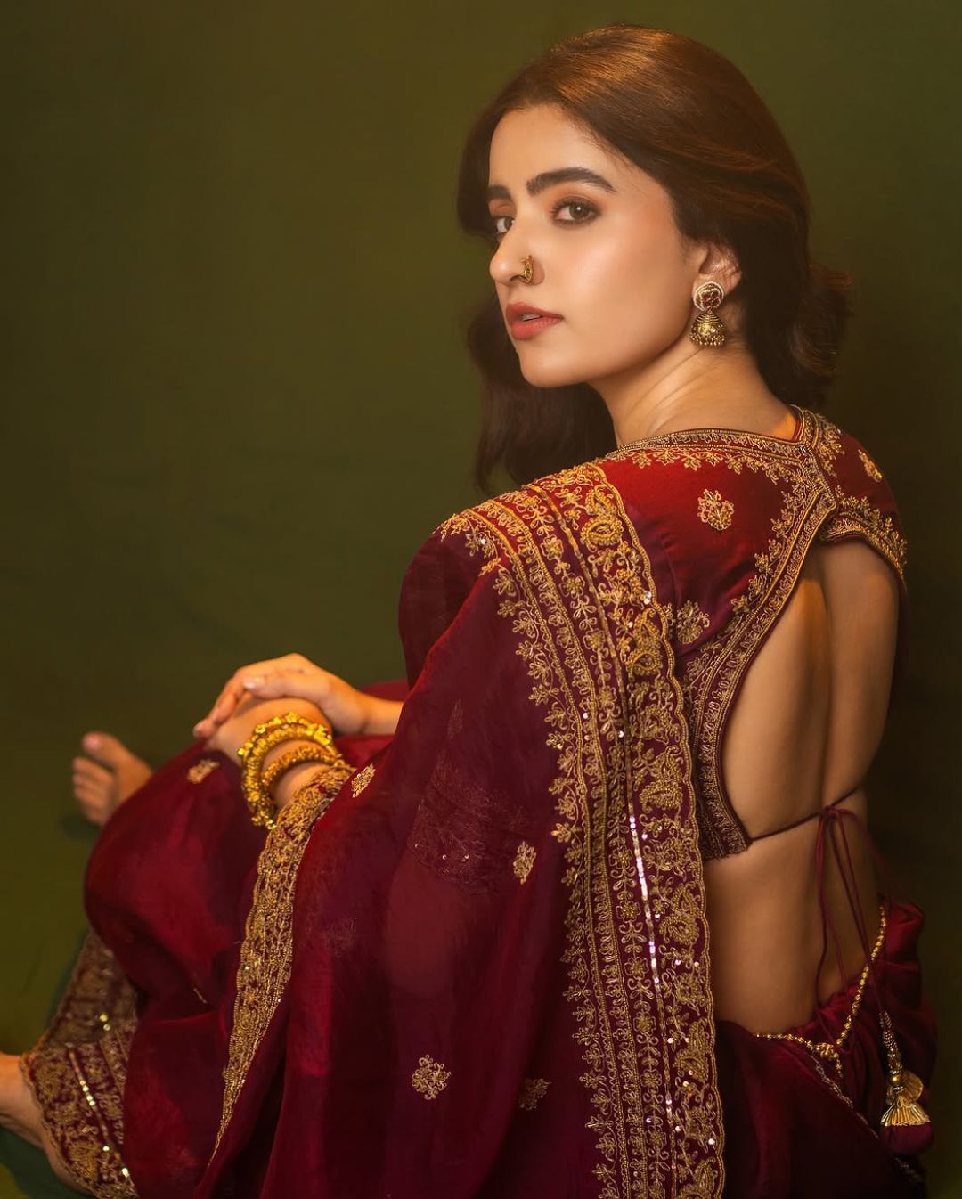 Rukshar Dhillon: మెడ వంపు అందాలతో కట్టిపడేస్తున్న రుక్సార్.. అప్సరసలా ఉందే.!