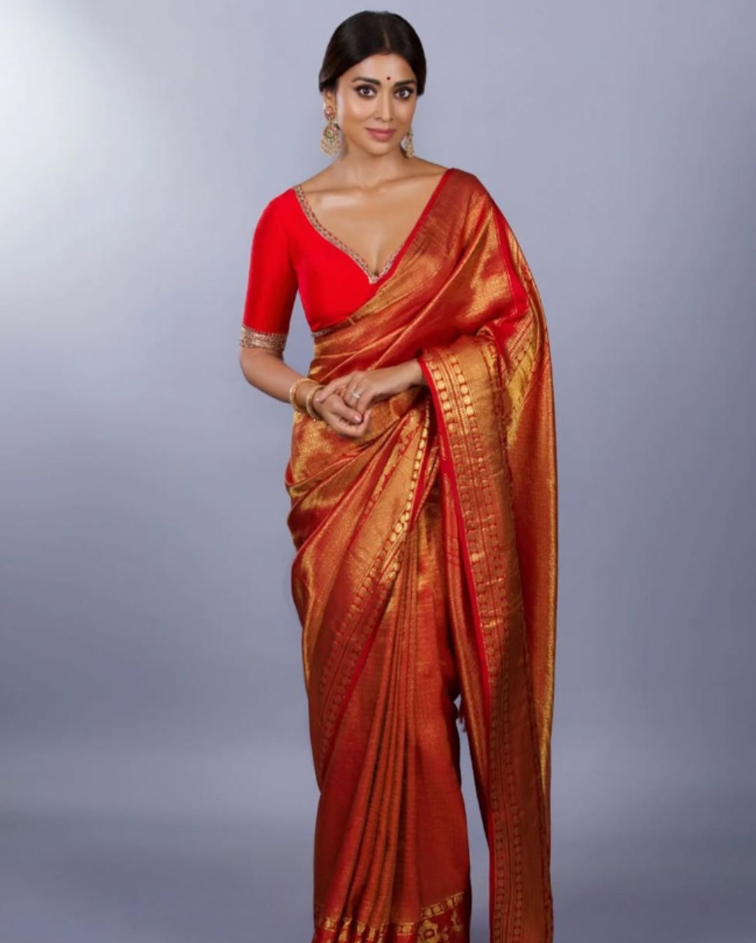 Shriya Saran: ఎర్రచీరలో శ్రియా.. ఇప్పటికీ అదే ఛార్మ్, అదే గ్రేస్..