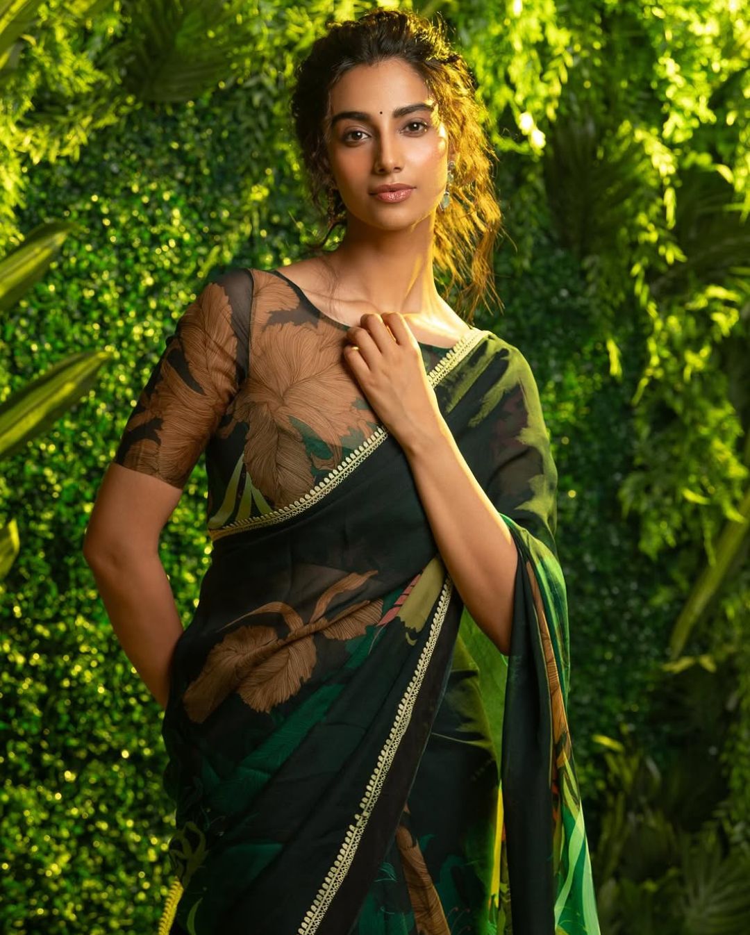 Meenakshi Chaudhary: గ్రీన్ కలర్ శారీలో నేచురల్‌గా మెరిసిపోతున్న మీనాక్షి.. ఇది నిజమేనా.?