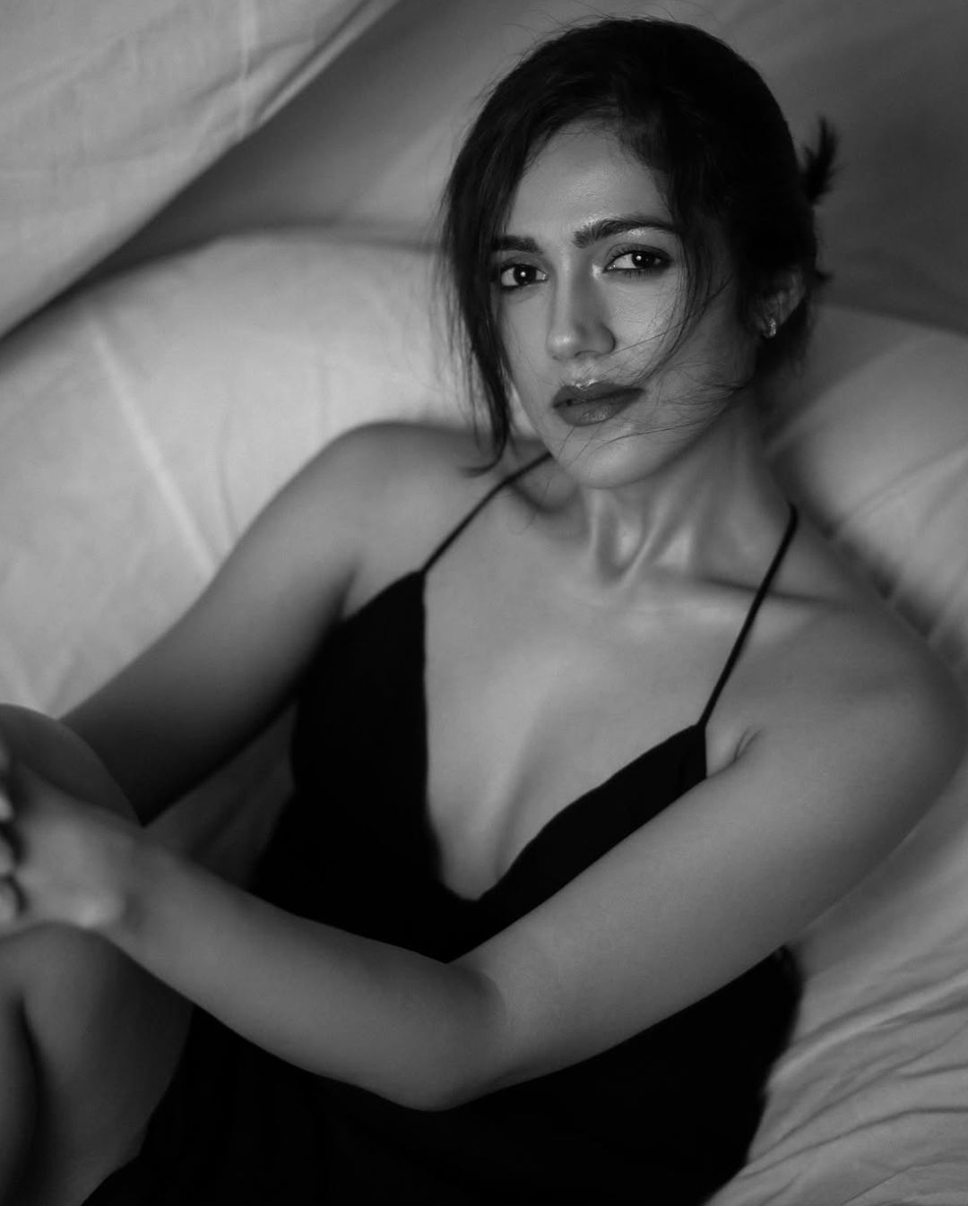 Simran Choudhary: ఎవ్వరినీ కేర్ చేయను అంటున్న తెలుగమ్మాయి.. బ్లాక్ అండ్ వైట్ ఫోటోలతో రచ్చ..