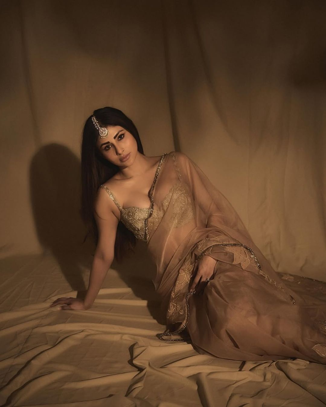 Mouni Roy: చీరకట్టులో చెమటలు పట్టిస్తున్న మౌనీ రాయ్.. ఇంతందం ఆమెకే సొంతం.!