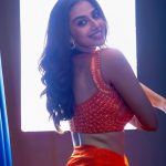 Meenakshi Chaudhary: లేటెస్ట్ ఫోటోలతో కేక పెట్టిస్తున్న మీనాక్షి.. టెంపరేచర్ పెంచేస్తోందిగా.!