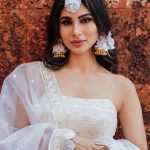 Mouni Roy: వైట్ డ్రెస్‌లో ఏంజెల్‌లా మెరిసిపోతున్న మౌనీ రాయ్.. ఎంత బాగుంది ముద్దుగుమ్మ.!