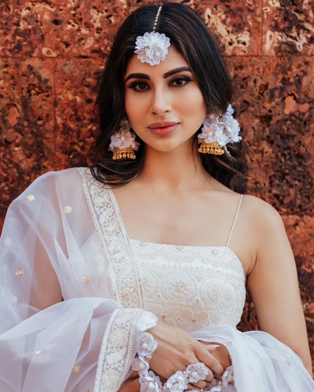 Mouni Roy: వైట్ డ్రెస్‌లో ఏంజెల్‌లా మెరిసిపోతున్న మౌనీ రాయ్.. ఎంత బాగుంది ముద్దుగుమ్మ.!