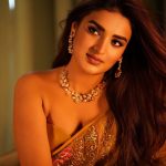 Nidhhi Agerwal: గోల్డెన్ బ్యూటీ నిధి అగర్వాల్.. కొంటెచూపుతో కవ్వించే ఫోటోలు..