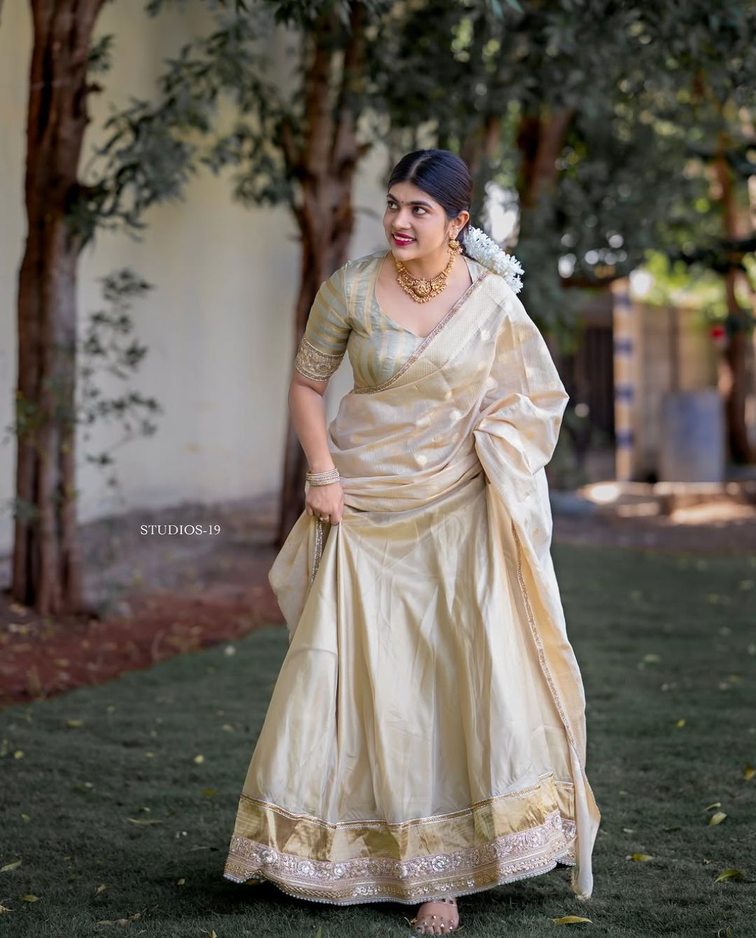 Rithu Chowdary: చీర కట్టులో సాంప్రదాయంగా కనిపిస్తున్న రీతూ..ఈ యాంగిల్ కూడా వుందా..?