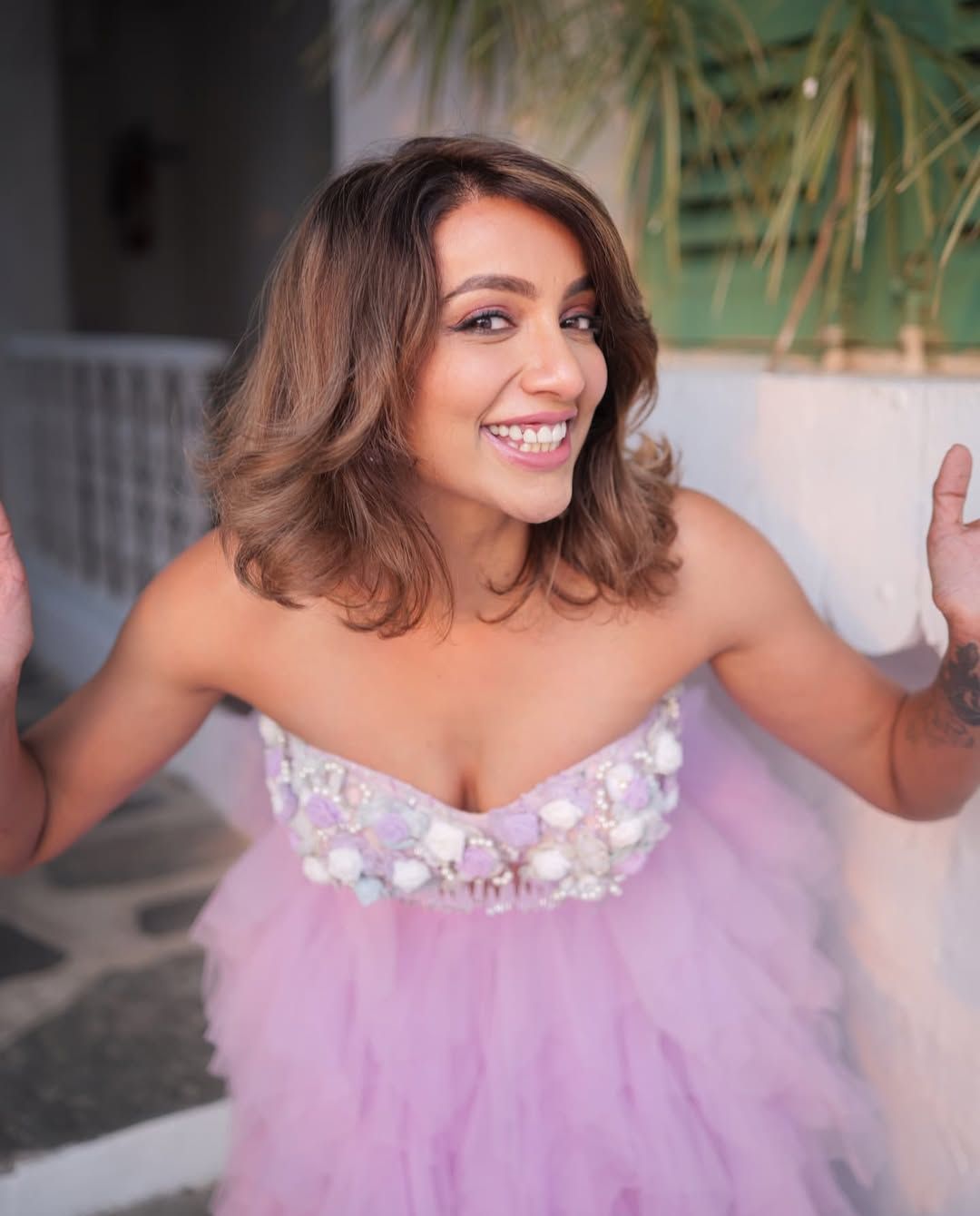 Tejaswi Madivada: వంగి మరీ అందాలు చేపెడుతున్న తేజూ.. తట్టుకోవడం కష్టం బేబీ..!