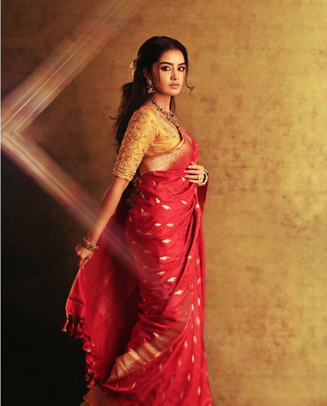 Anupama Parameswaran: పండుగ వేళ సాంప్రదాయంగా కనిపించిన అనుపమ..!