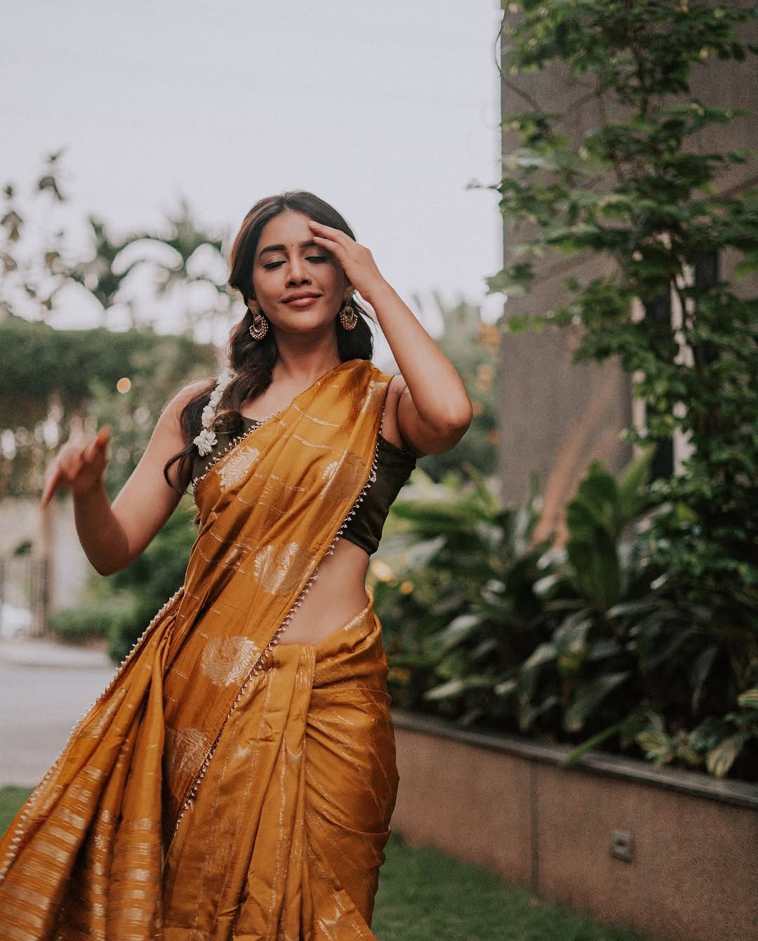 Nabha Natesh: నడుము ఒంపుసొంపులతో గిలిగింతలు పెడుతున్న నభా నటేష్..!