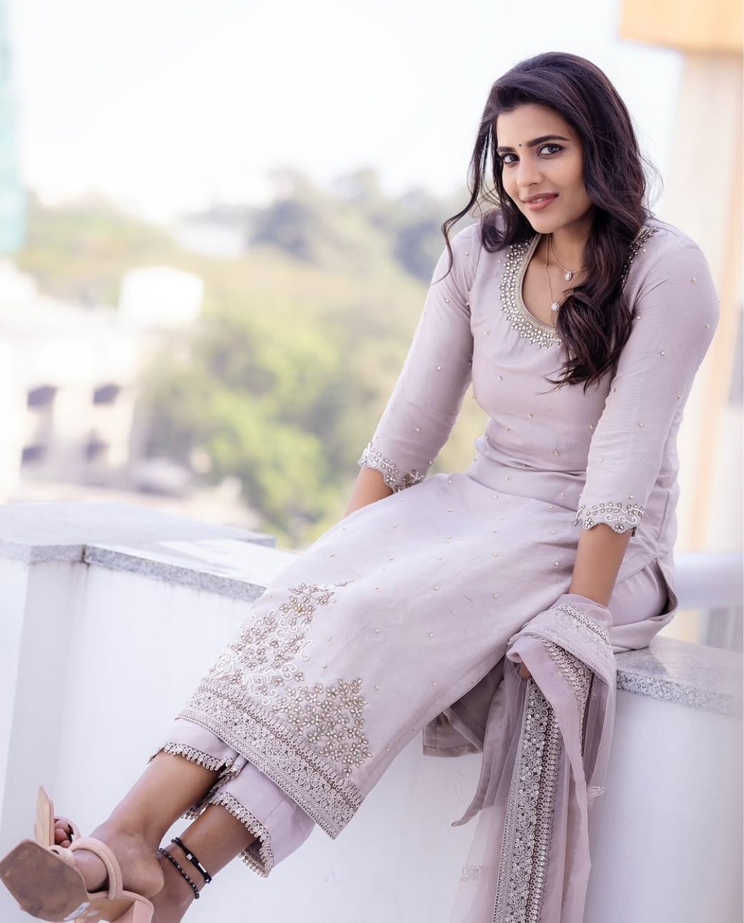 Aishwarya Rajesh: గోడెక్కిన ఐశ్వర్య.. కొంటె చూపులతో కవ్విస్తూ..!