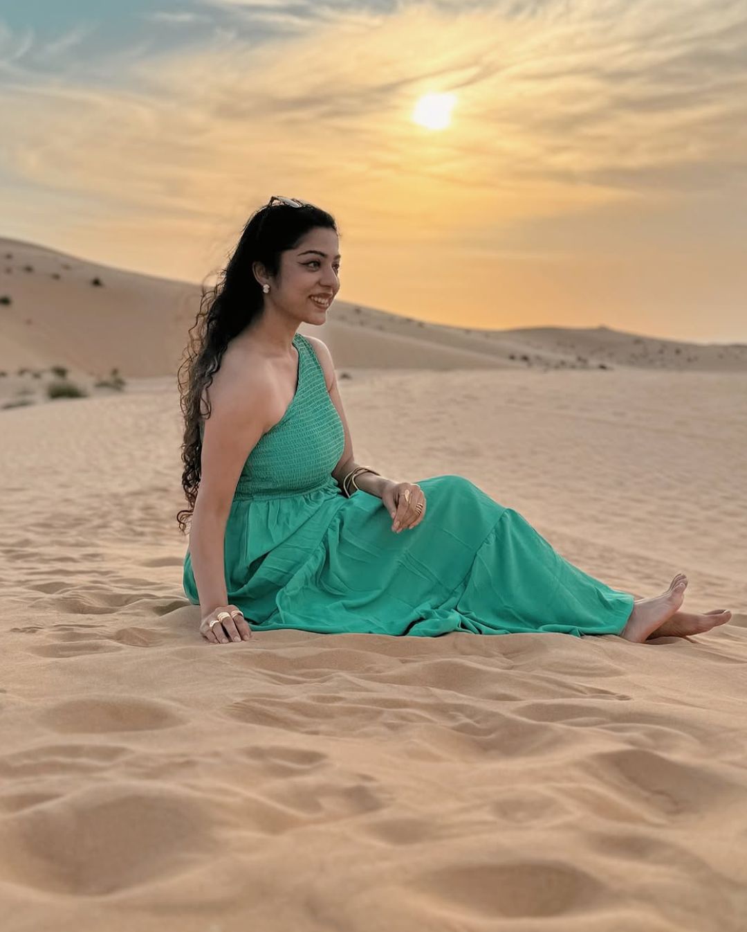 Varsha Bollamma: ఎడారిలో వర్ష అందాలు.. హాలీడేను ఫుల్‌గా ఎంజాయ్ చేస్తున్న యంగ్ బ్యూటీ..