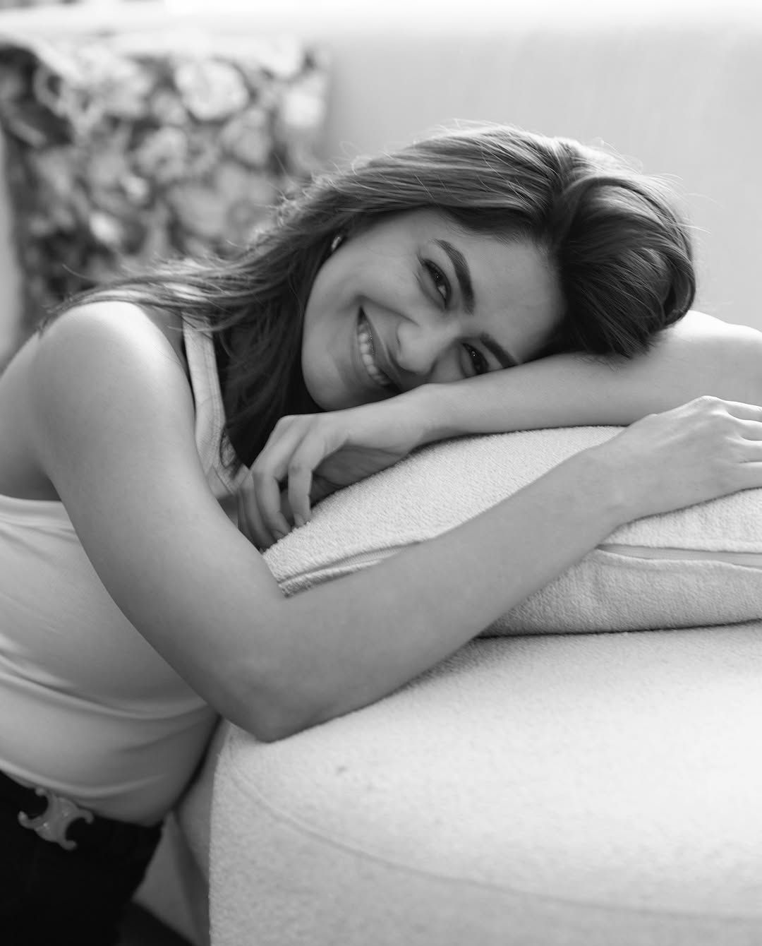 Mrunal Thakur: బ్లాక్ అండ్ వైట్ లుక్ లో అదరగొట్టేసిన సీత..!