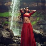 Malavika Mohanan: నేచర్ మధ్యలో మాళవికా.. నాజుకు నడుముతో వల..