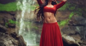 Malavika Mohanan: నేచర్ మధ్యలో మాళవికా.. నాజుకు నడుముతో వల..