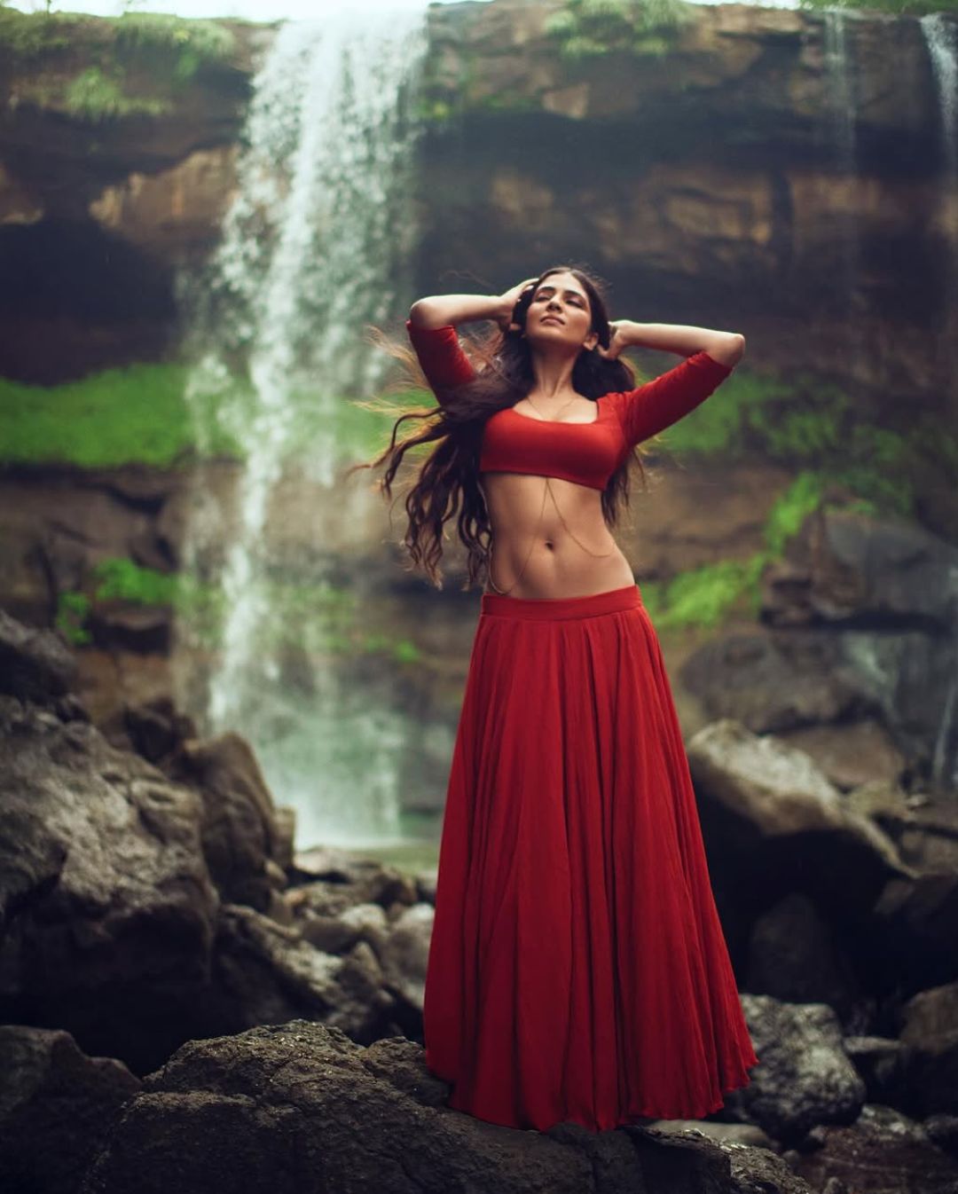 Malavika Mohanan: నేచర్ మధ్యలో మాళవికా.. నాజుకు నడుముతో వల..