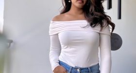 Eesha Rabba: టైట్ టాప్ లో అందాలతో కనువిందు చేస్తున్న ఈషా రెబ్బా..!