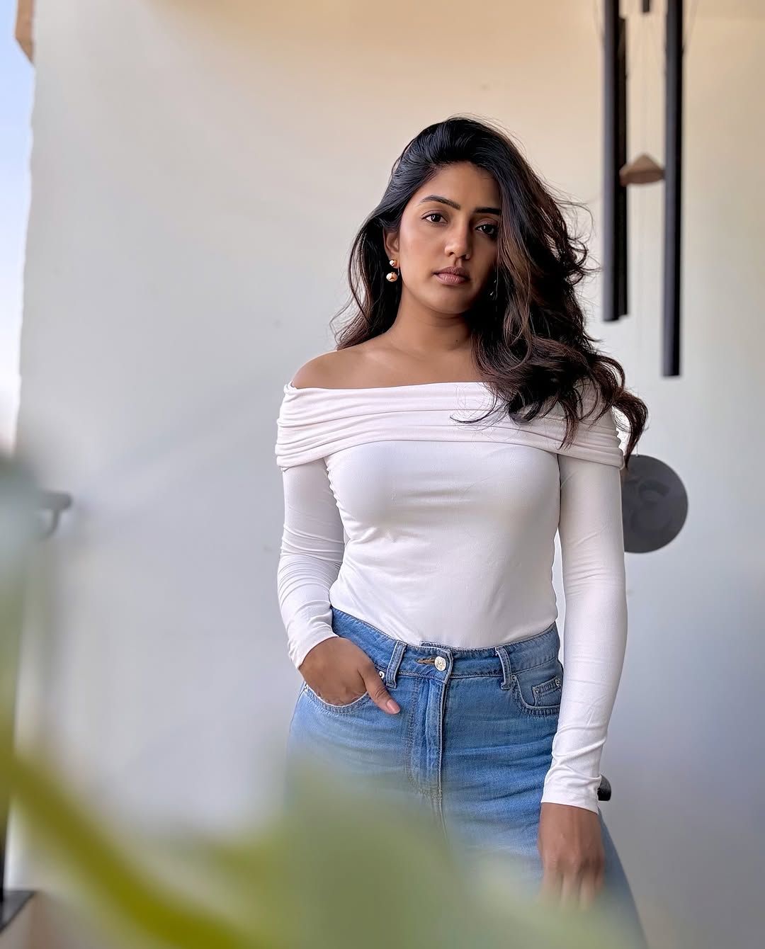 Eesha Rabba: టైట్ టాప్ లో అందాలతో కనువిందు చేస్తున్న ఈషా రెబ్బా..!