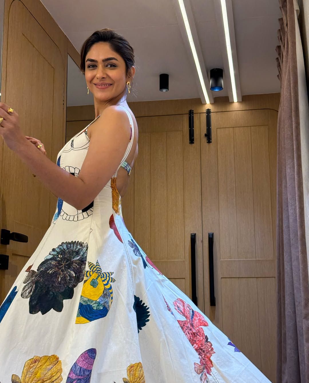 Mrunal Thakur: ముసిముసి నవ్వులతో సిగ్గుపడుతూ.. వయ్యారంగా ఫోటోలు ఫోజులిచ్చిన మృణాల్..!