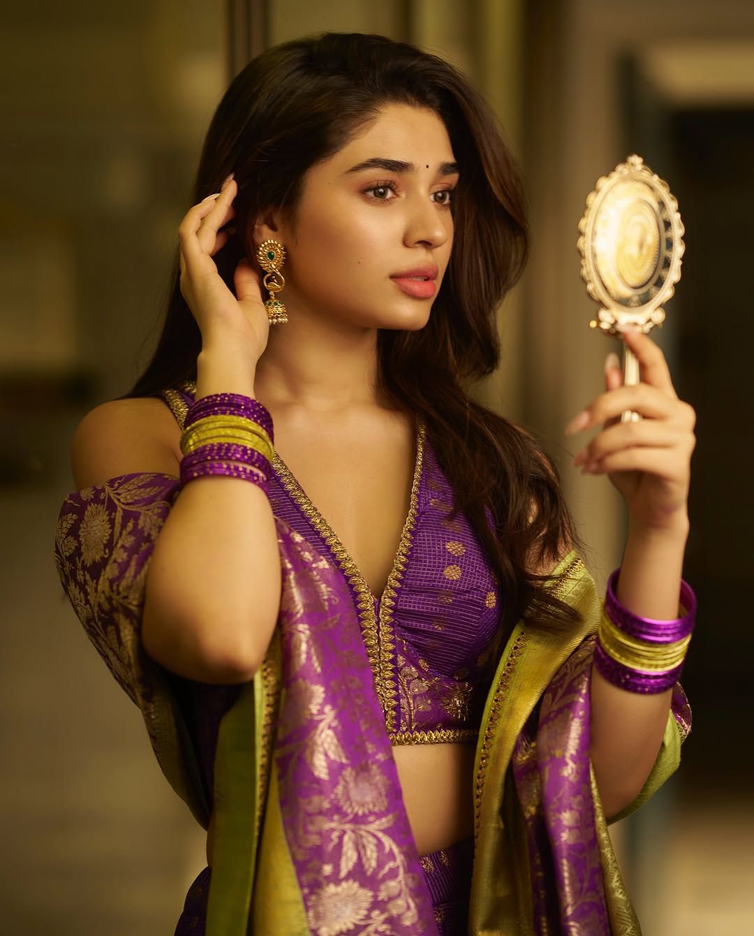 Krithi shetty: పర్పుల్ థీమ్.. అందాన్ని చూసుకుంటూ మురిసిపోతున్న కృతి..!