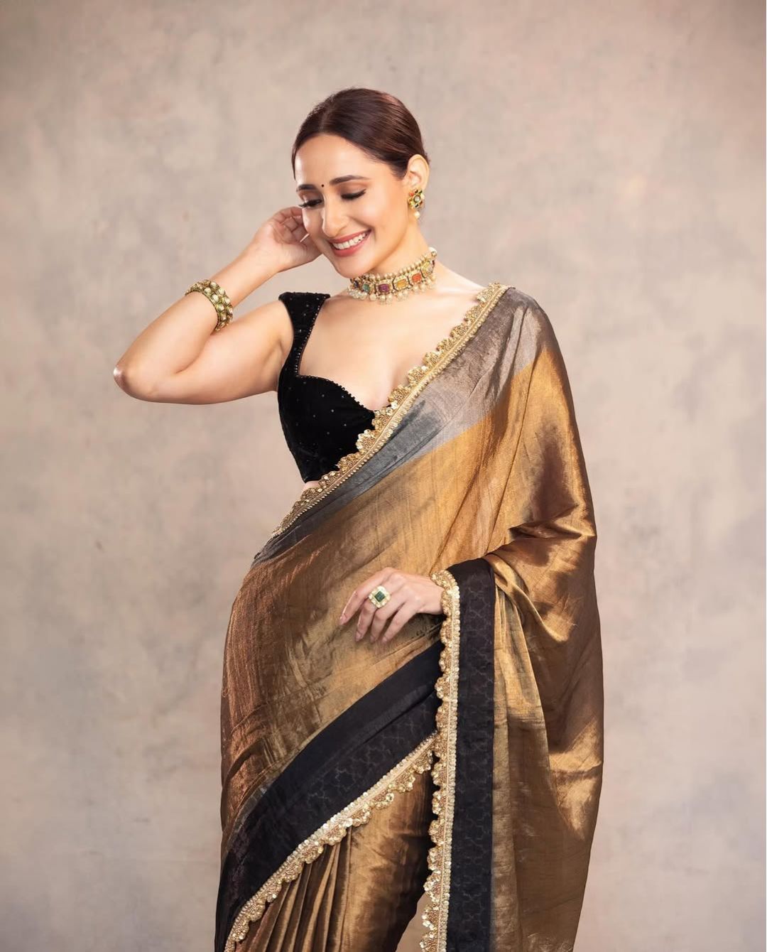 Pragya Jaiswal: బ్యాక్ లెస్ అందాలతో చెమటలు పట్టిస్తున్న బాలయ్య బ్యూటీ..!