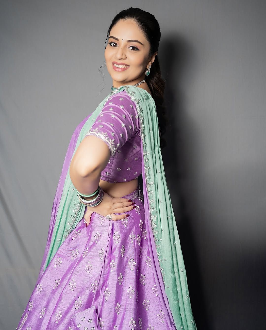 SreeMukhi: పరికిణీలో ఆకట్టుకుంటున్న శ్రీముఖి.. !