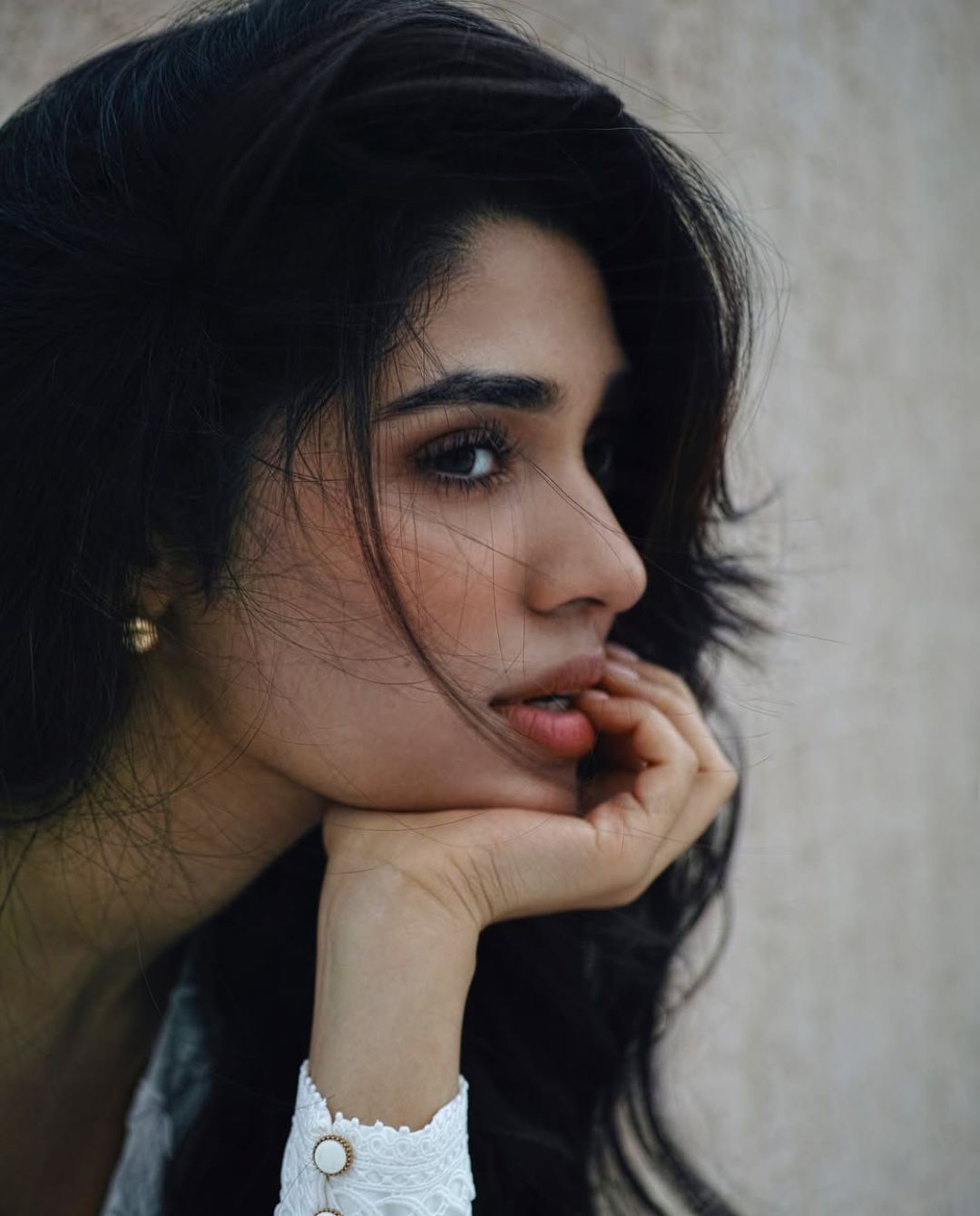 Kriti Shetty: కురుల చాటు అందాన్ని దాచేస్తూ దోబూచులాడుతున్న కృతి శెట్టి..!