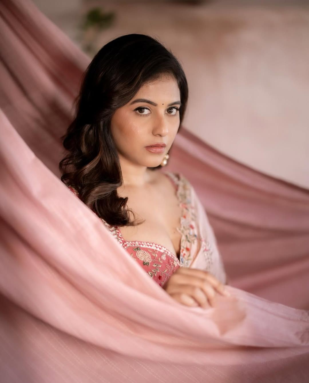 Anjali: చీరకట్టులో అందాలతో గిలిగింతలు పెడుతున్న తెలుగుమ్మాయి..!