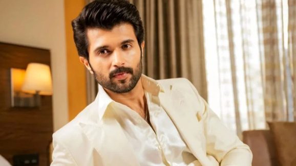 Vijay Devarakonda: ఎయిర్ పోర్ట్ లో చిక్కుకుపోయిన విజయ్ దేవరకొండ… ఆందోళనలో అభిమానులు