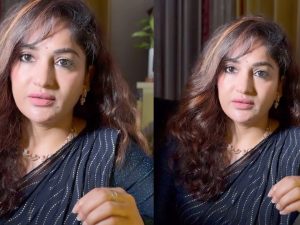 Maadhavi Latha: టెంపుల్స్  లో స్కిన్ షో… చెప్పు తీసుకొని కొట్టాలి