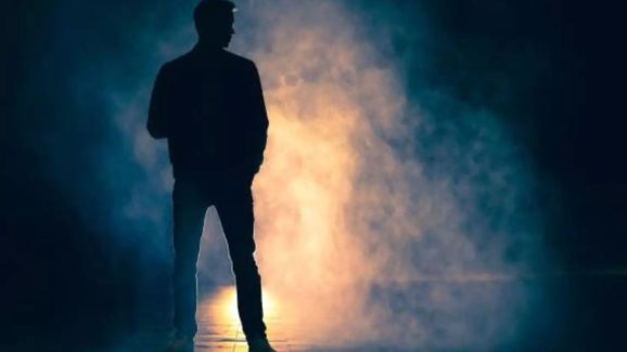 Bollywood star hero: ఆస్తుల అమ్ముకుంటున్న స్టార్ హీరో.. ఎందుకంటే..?