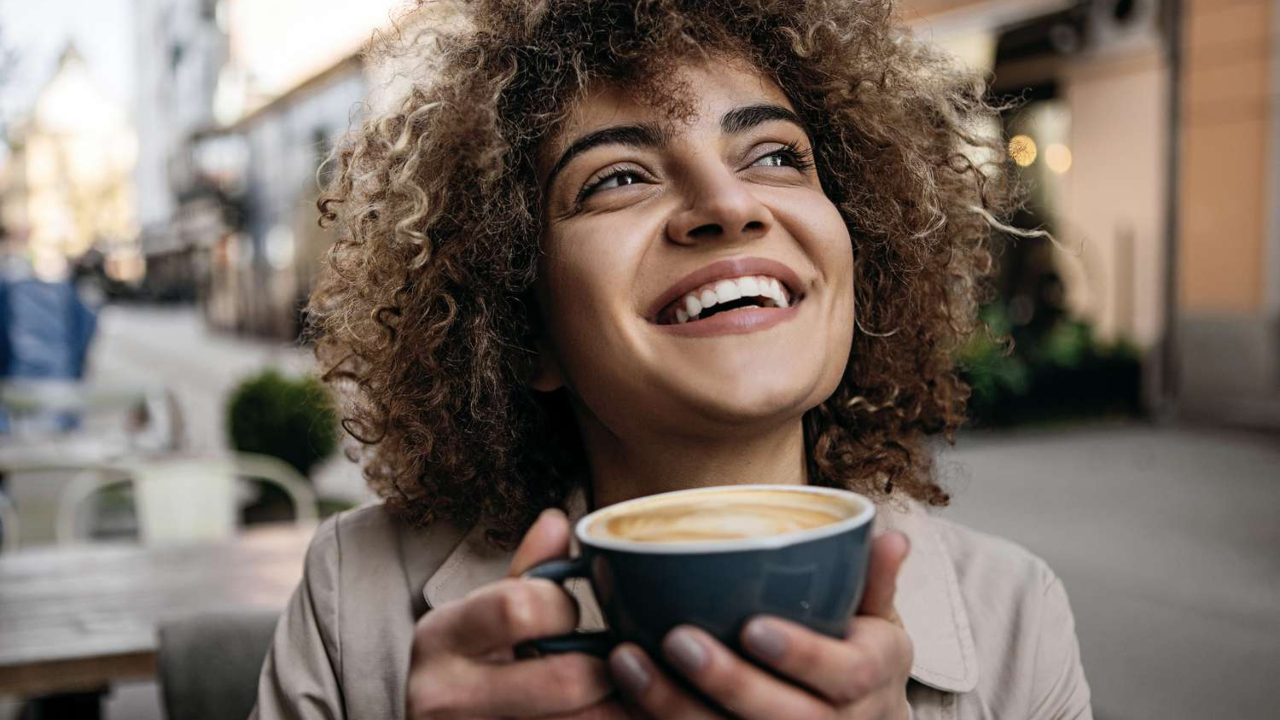 Drinking Coffee: పొద్దున్నే కాఫీ తాగడం మంచిది కాదా? మరి ఏ టైమ్ లో తాగాలి?