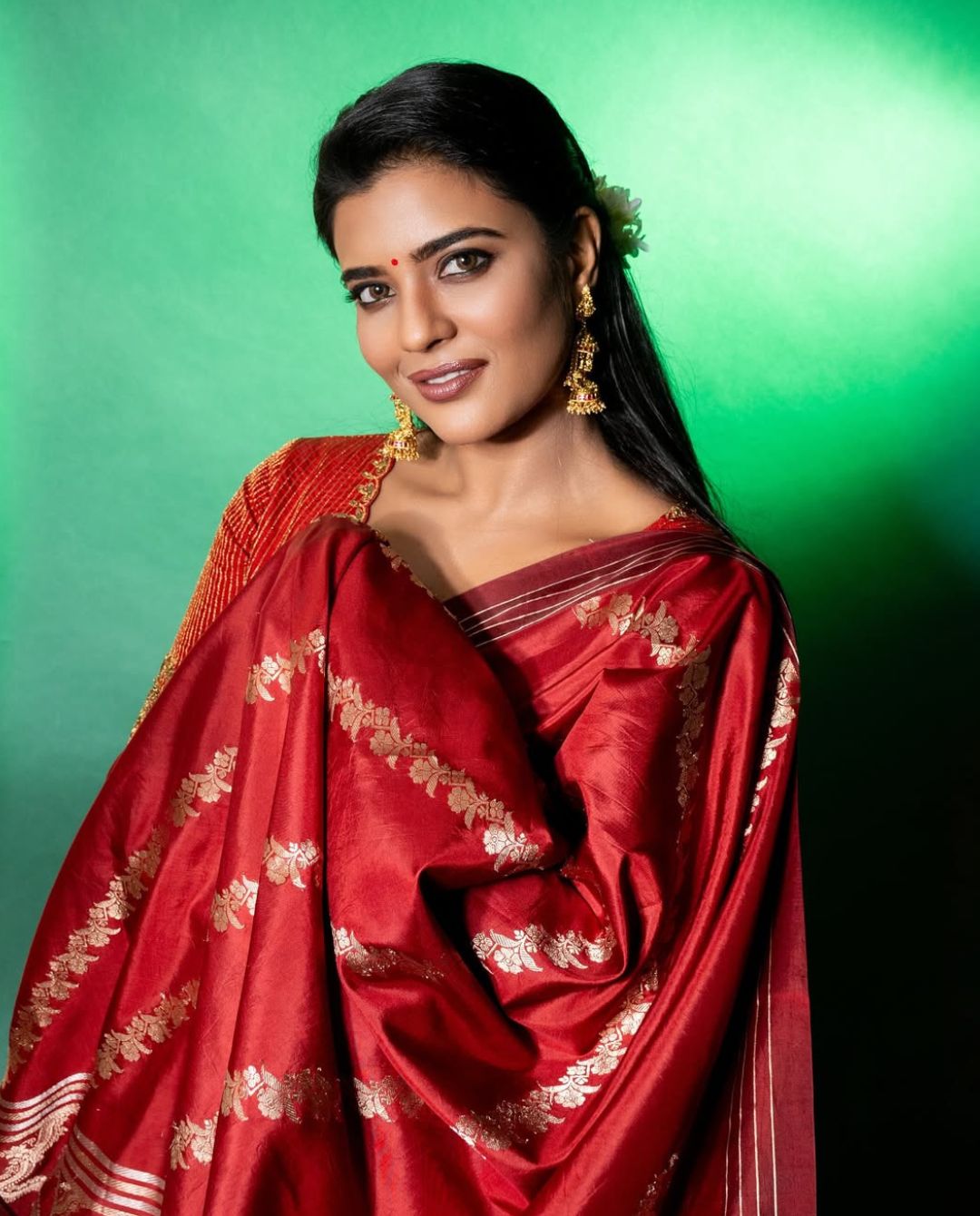 Aishwarya Rajesh : ఎర్రని చీరలో భాగ్యం టెంప్టింగ్ పోజులు.. ఫ్యాన్స్ ఫిదా..
