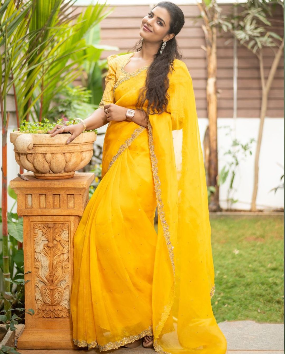 Aishwarya Rajesh : పసుపు రంగు చీరలో భాగ్యం ఎంత ముద్దొస్తుందో.. ఏం అందం మామా..