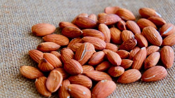 Almond Benefits: బాదంపప్పులను పొట్టుతో తినాలా? పొట్టు తీయకుండా తినాలా? ఎలా తింటే ఎక్కువ ఆరోగ్యం?