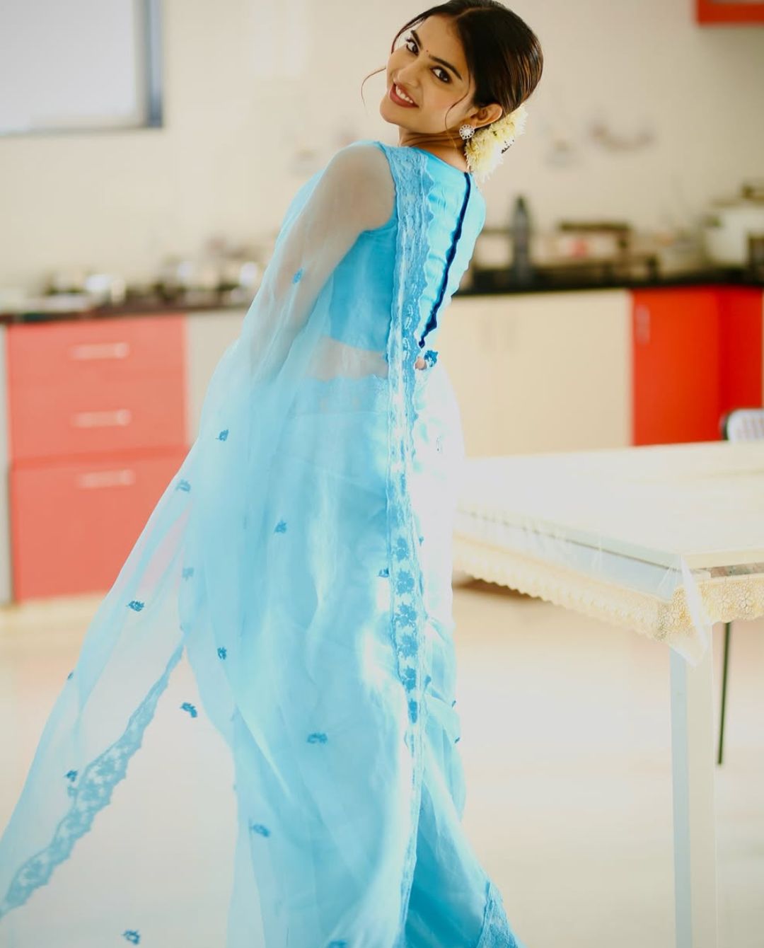 Ananya Nagalla : బ్లూ శారీలో అనన్య ఎంత అందంగా ఉందో… సూపర్ అంతే…