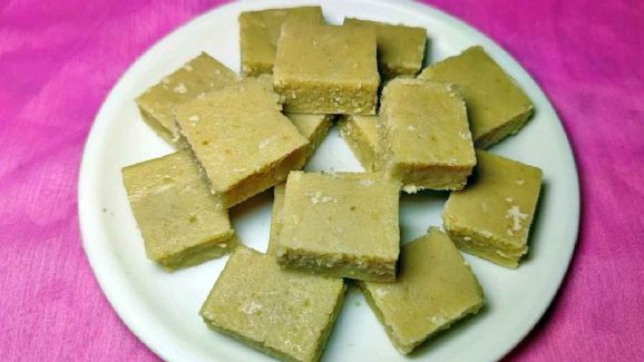 Banana Burfi: అరటిపండుతో బనానా బర్ఫీ చేశారంటే పిల్లలు లొట్టలు వేసుకొని తింటారు