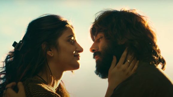 Sreeleela: శ్రీలీల బాలీవుడ్ డెబ్యూ మూవీ.. యంగ్ హీరోతో కలిసి హద్దులు చెరిపేసిందిగా.!