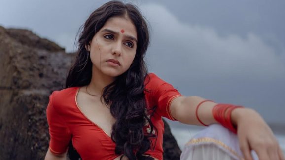 Anaswara Rajan: పాట పాడమని కోరిన ఫ్యాన్.. స్టేజ్‌పైనే సీరియస్ అయిన హీరోయిన్..