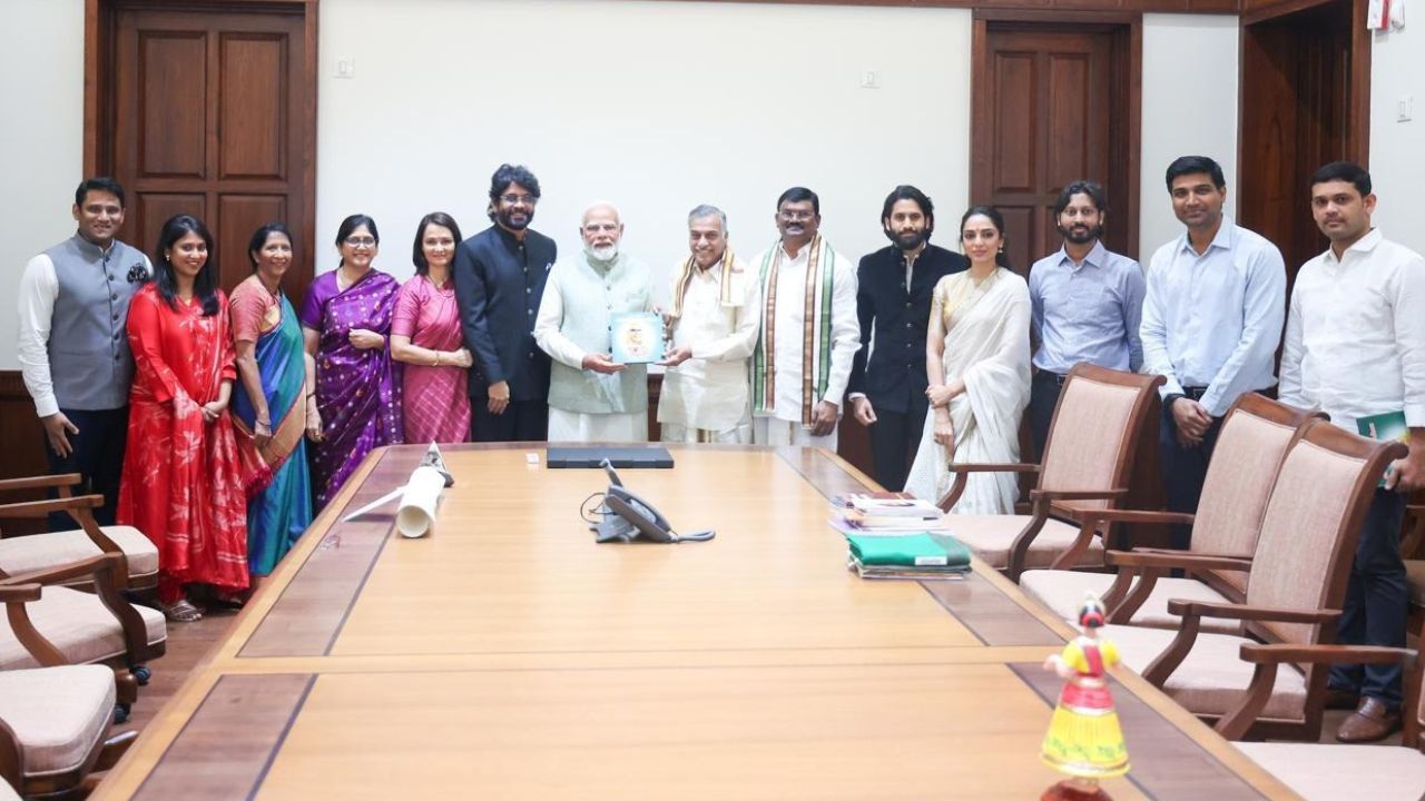 Akkineni Nagarjuna: ప్రధాని మోడీకి నాగార్జున విలువైన గిఫ్ట్.. కొత్త జంటతో కలిసి..